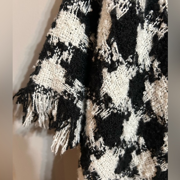 Women’s Black and white houndstooth wrap/cape. Rose gold clip, knit. - Picture 4 of 7